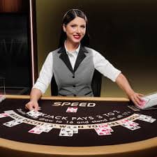 Dealer ras toto menangani kartu blackjack di meja hijau dengan kamera multi-sudut menangkap setiap gerakan