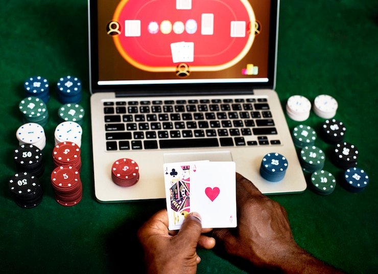 Dealer baccarat dalam aksi Dealer baccarat menangani dua tangan kartu untuk Player dan Banker