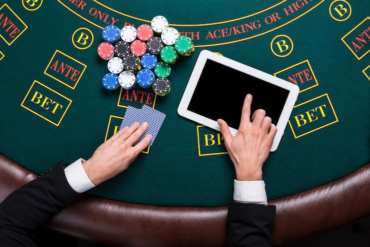 Dealer baccarat dalam aksi langsung Dealer baccarat menangani kartu Player dan Banker dengan jelas terlihat di kamera